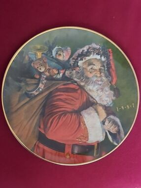 1987 Vintage Avon Christmas Decorative Holiday Plate, The Magic That Santa Bring